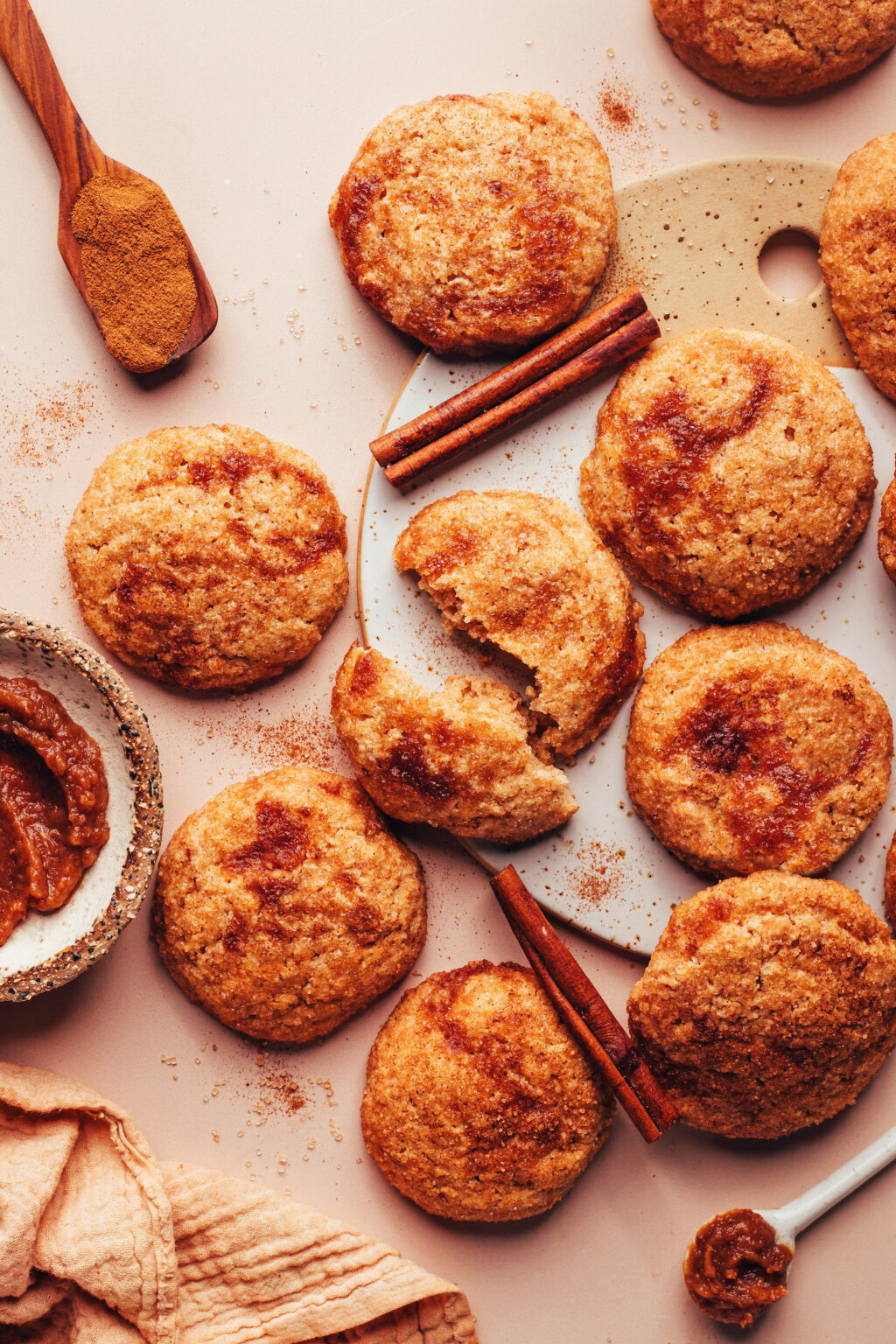 Obuolių sviestiniai „Snickerdoodle“ sausainiai (veganiški + GF)