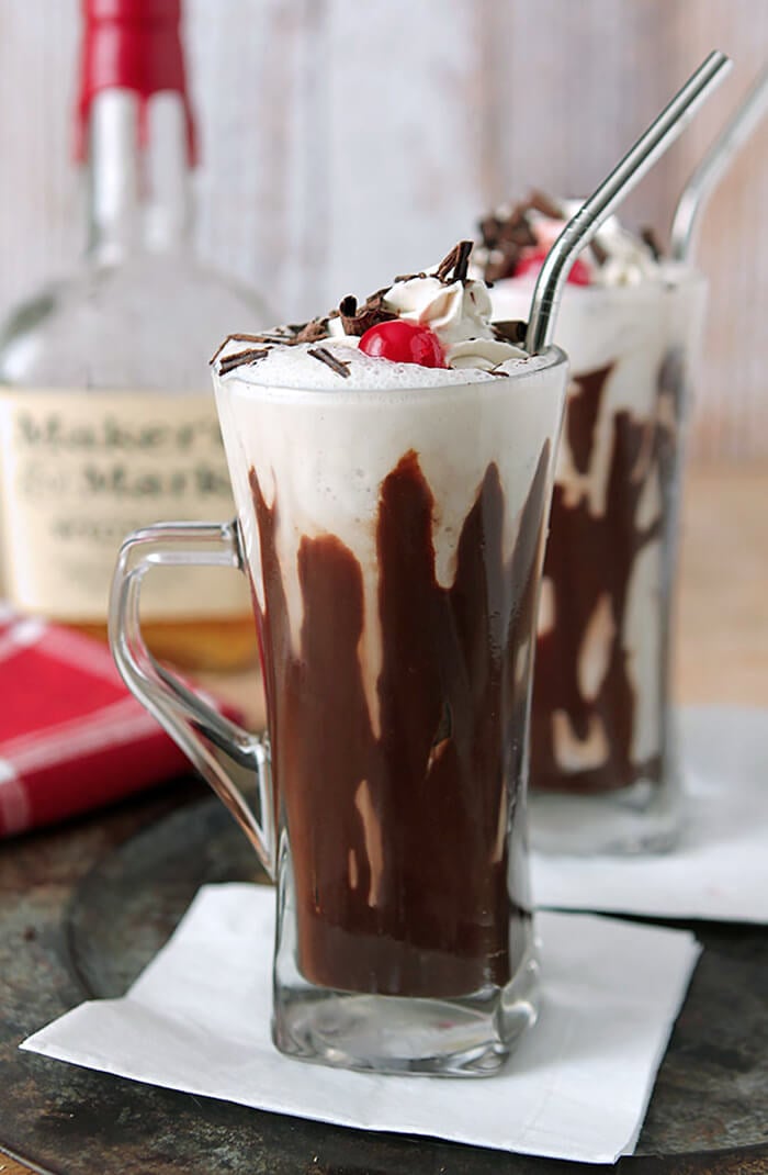 Burbono ir Hot Fudge pieno kokteilis