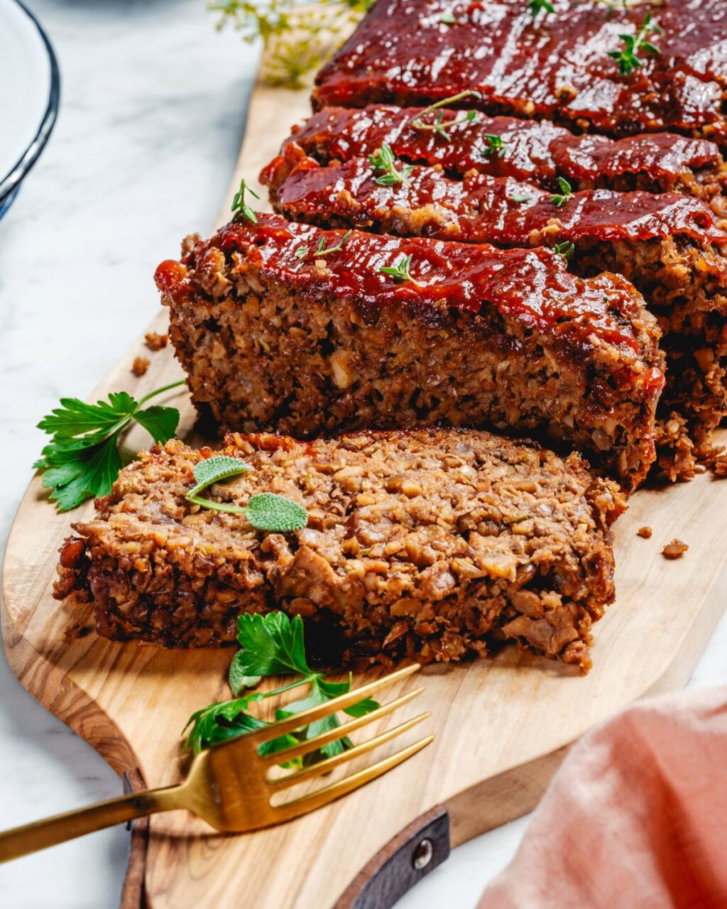 25 veganų padėkos receptai – pora gamina maistą