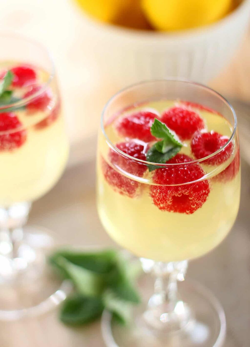 Putojantis limoncello aviečių aušintuvas - kūrybinė kulinarija
